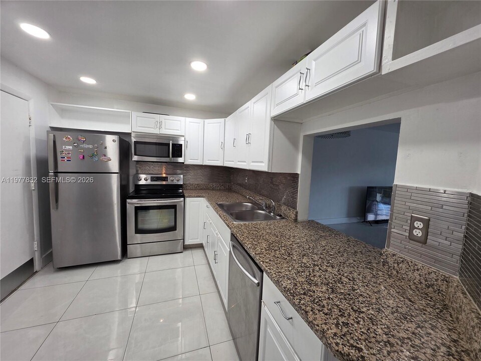 1351 NE 191st St in Miami, FL - Foto de edificio