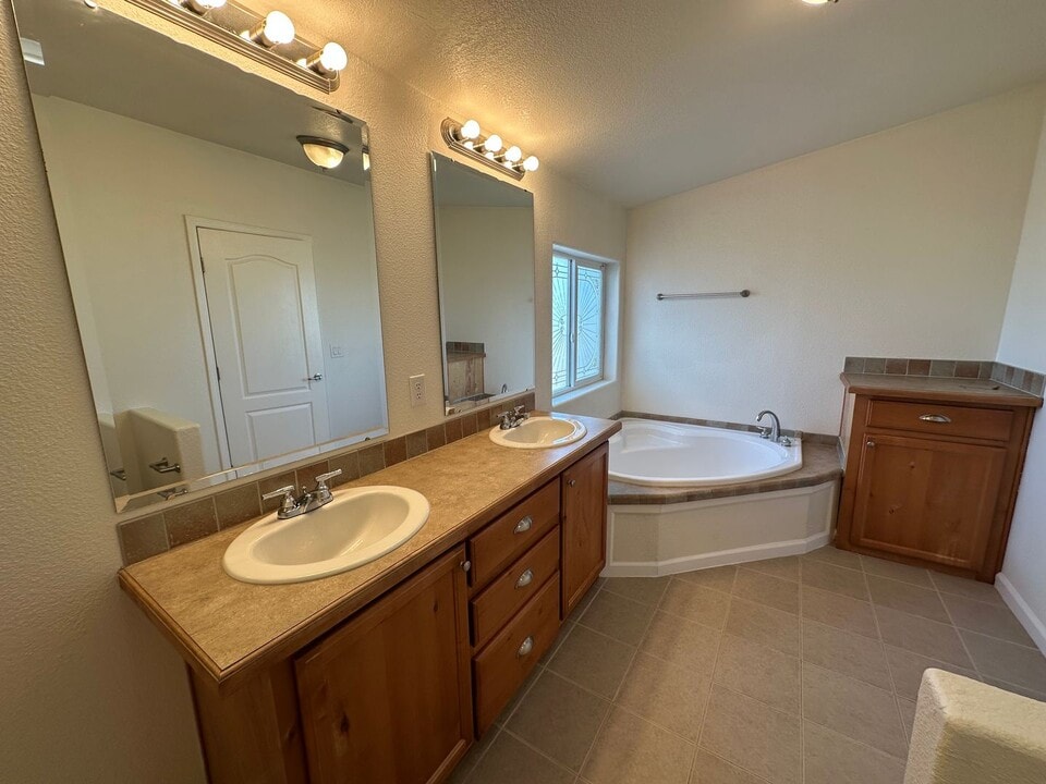 1900 Roberson Ln in Fallon, NV - Building Photo