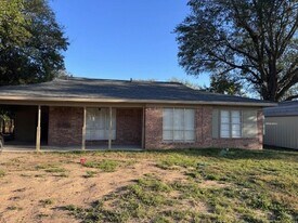 945 E Fairview St in Blossom, TX - Building Photo