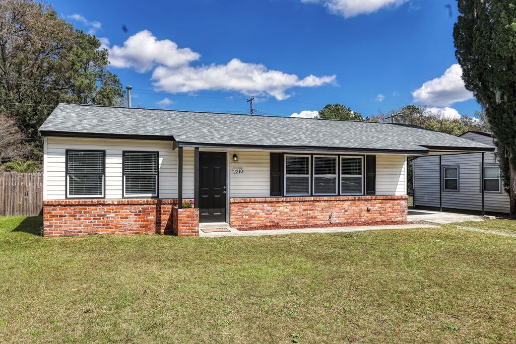 2210 N Fernwood Dr in Savannah, GA - Building Photo
