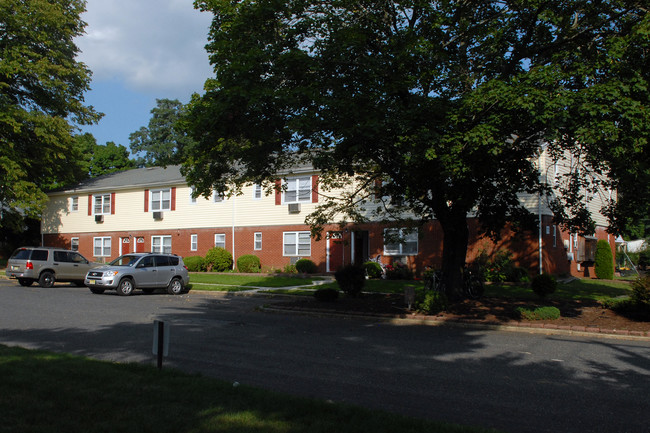 Tall Tree Apartments in Jamesburg, NJ - Foto de edificio - Building Photo