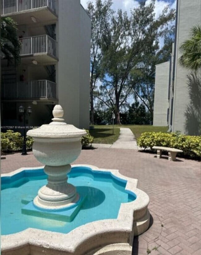 10090 NW 80th Ct, Unit 1555 in Hialeah Gardens, FL - Building Photo - Building Photo