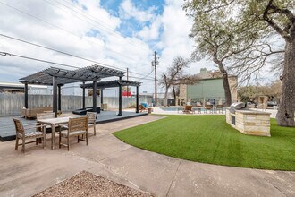 Summit at Westwood in Austin, TX - Foto de edificio - Building Photo