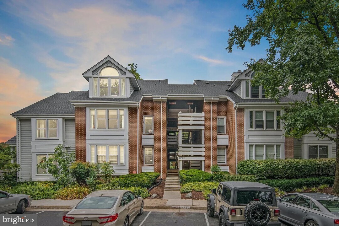 7602 Lakeside Village Dr, Unit C in Falls Church, VA - Foto de edificio