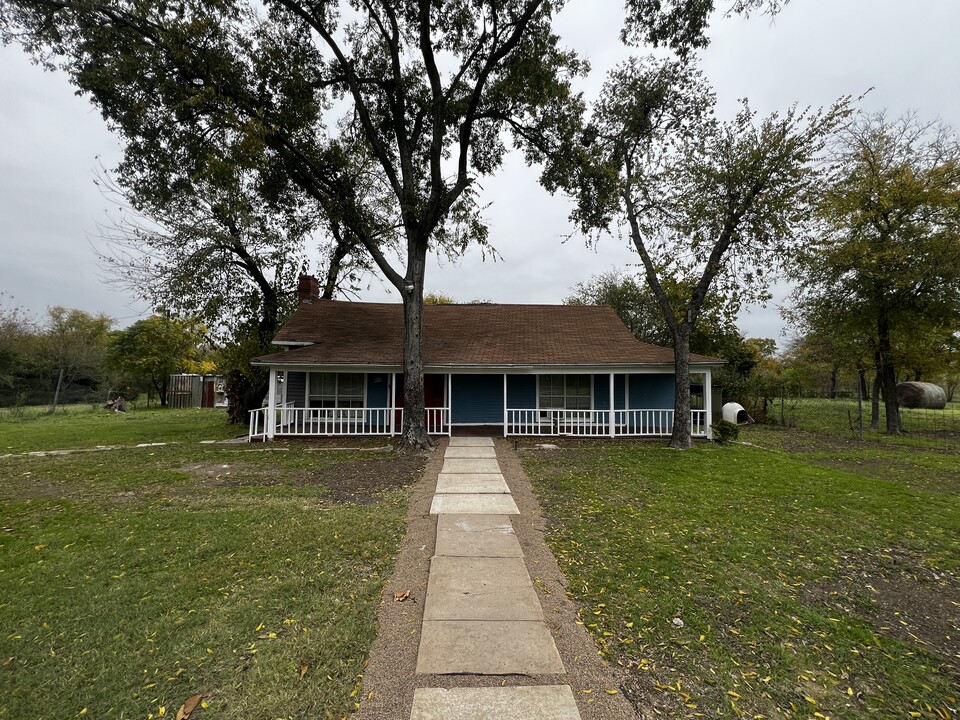 2205 W Wheatland Rd in Dallas, TX - Building Photo