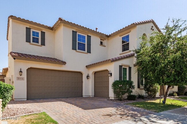 property at 913 W Yosemite Dr