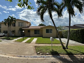 8302 SW 10th St in Miami, FL - Foto de edificio - Building Photo