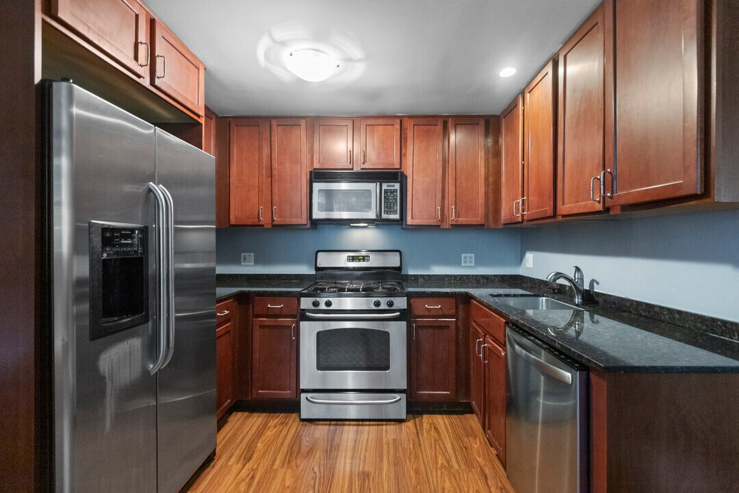 2300 N Commonwealth Ave, Unit 1A in Chicago, IL - Building Photo