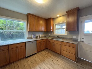 16093 SW Roy Rogers Rd in Sherwood, OR - Building Photo - Building Photo