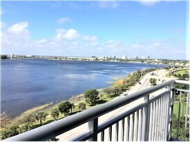 300 S Australian Ave in West Palm Beach, FL - Building Photo