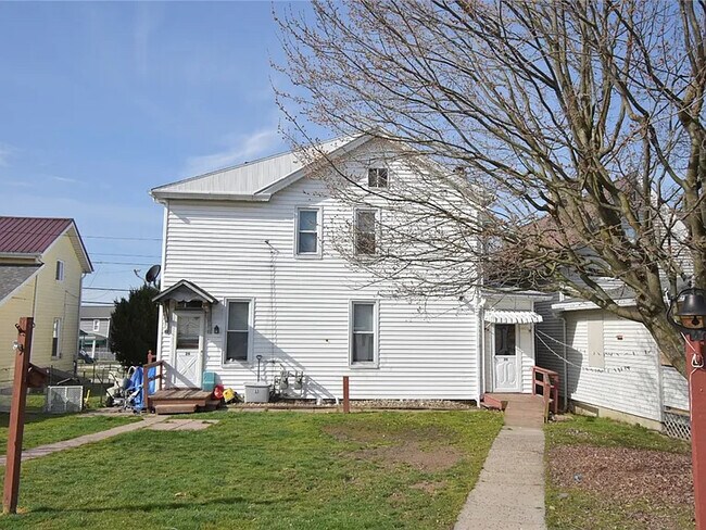 26-28 Homestead Ave, Unit Apt B in Scottdale, PA - Foto de edificio - Building Photo