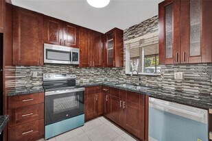 924 N 30th Rd in Hollywood, FL - Building Photo
