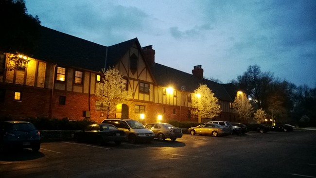 Somerset Apartments in Prairie Village, KS - Foto de edificio - Building Photo