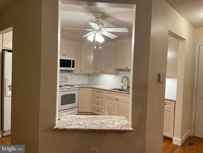 8 Benjamin Franklin Dr in Monroe Township, NJ - Building Photo - Building Photo