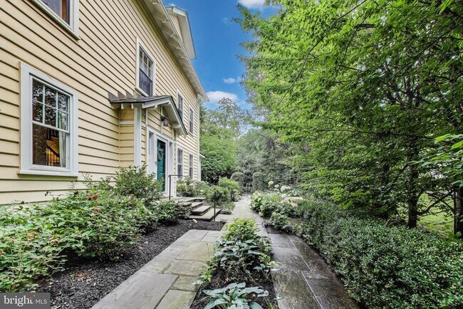 5809 Grosvenor Ln in Bethesda, MD - Foto de edificio - Building Photo