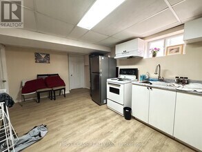 11 Ellington Dr in Toronto, ON - Building Photo - Building Photo