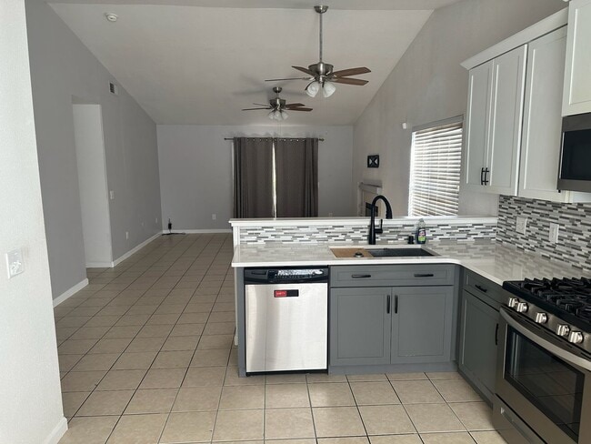 4212 E Howard Ct in Visalia, CA - Building Photo - Building Photo