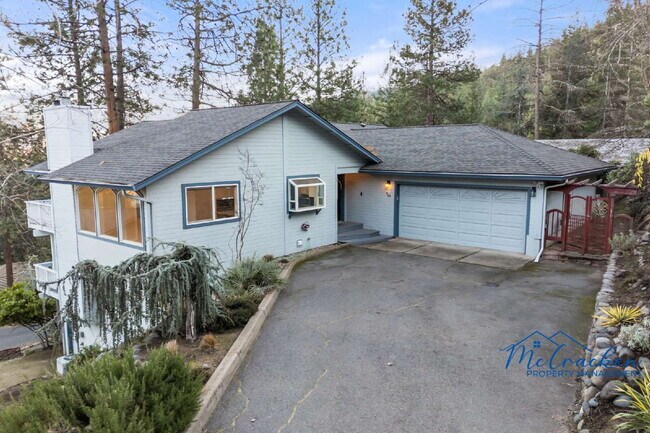 525 Ashland Loop Rd in Ashland, OR - Building Photo - Building Photo