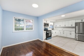 235 Lakewood Dr in Bloomfield, NJ - Building Photo - Building Photo