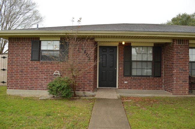 AUGUST PRE-LEASE Spacious & Affordable 3 B... in College Station, TX - Building Photo - Building Photo