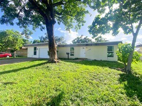 7805 NW 67th Ave in Tamarac, FL - Building Photo - Building Photo