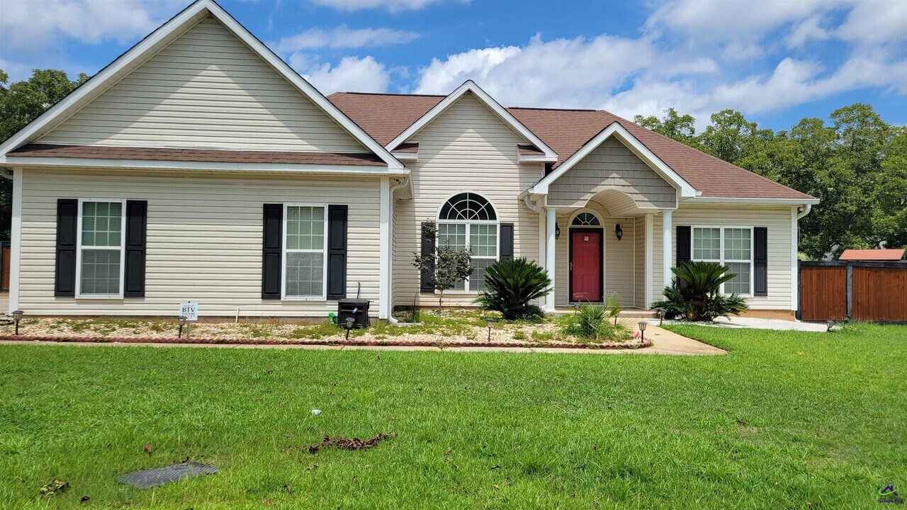 203 Duke Ln in Kathleen, GA - Building Photo