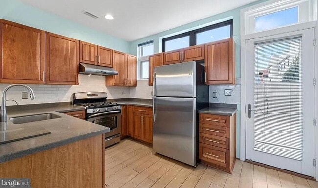 928 Wallace St in Philadelphia, PA - Building Photo - Building Photo