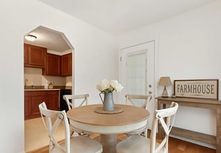 8949 8th Ave in Jacksonville, FL - Foto de edificio - Building Photo