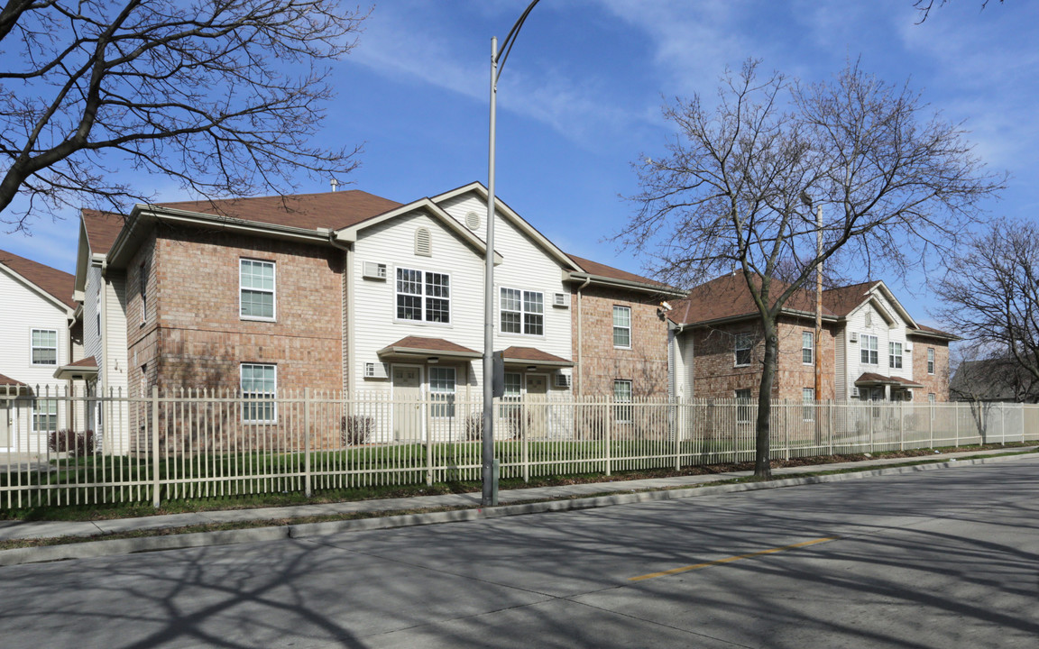 Lindsay Commons in Milwaukee, WI - Building Photo