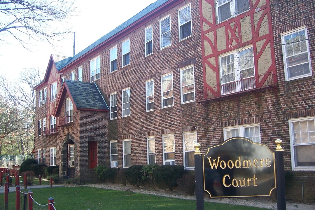 Woodmere Court Apartments in Woodmere, NY - Building Photo