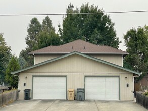 323 SE K St in Grants Pass, OR - Building Photo - Building Photo