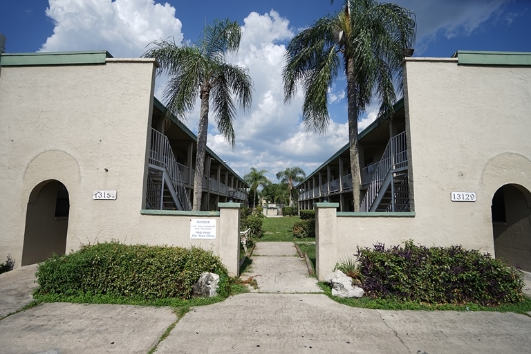 Sandanay Apartments in Tampa, FL - Foto de edificio