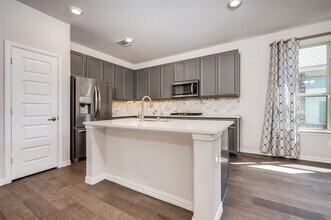 1121 Milfoil Dr in Justin, TX - Building Photo - Building Photo