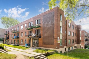 4472 Dupuis Av in Montréal, QC - Building Photo