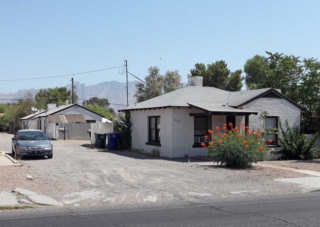 2611-2625 E Grant Rd in Tucson, AZ - Foto de edificio - Building Photo