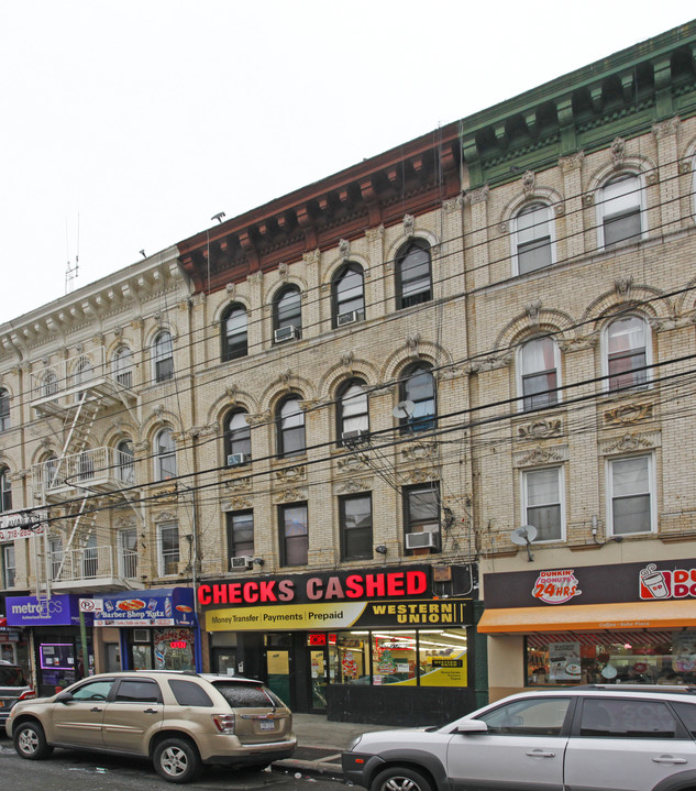 135 Wyckoff Ave in Brooklyn, NY - Foto de edificio