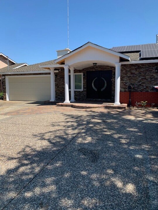 14813 Branham Ln in San Jose, CA - Building Photo