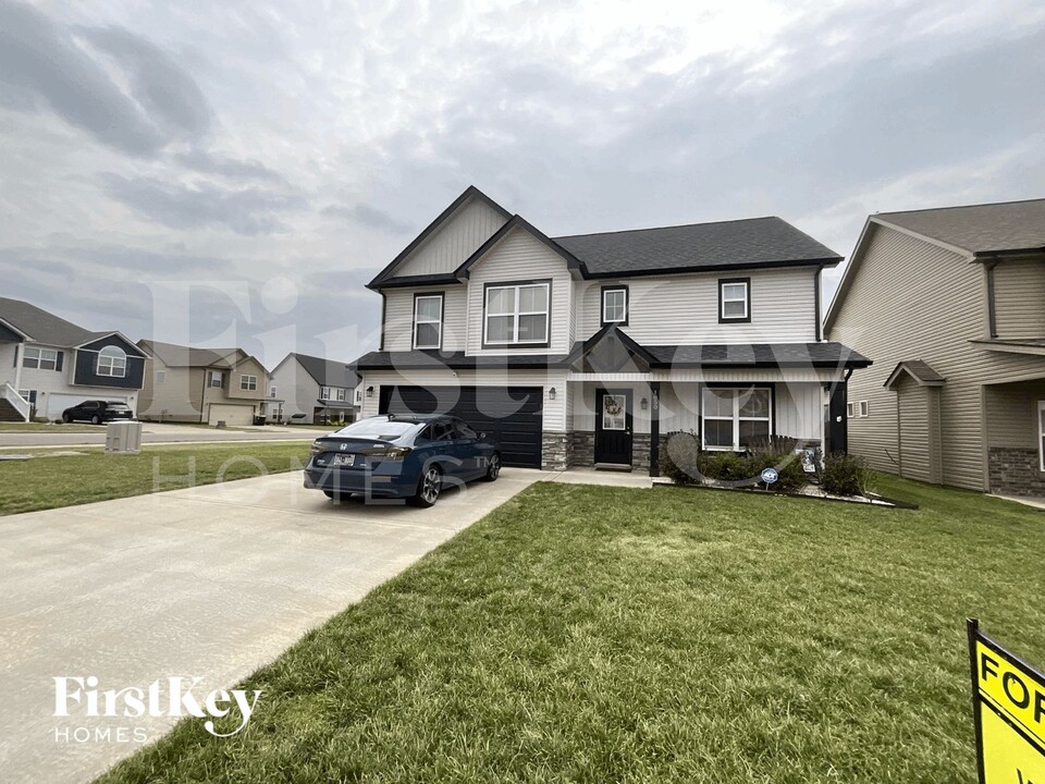 1050 Creek Wy in Clarksville, TN - Building Photo