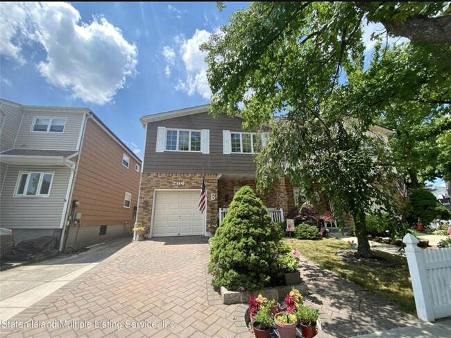 264 Sandalwood Dr in Staten Island, NY - Building Photo - Building Photo