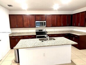 982 SW Alcantarra Blvd in Port St. Lucie, FL - Foto de edificio - Building Photo