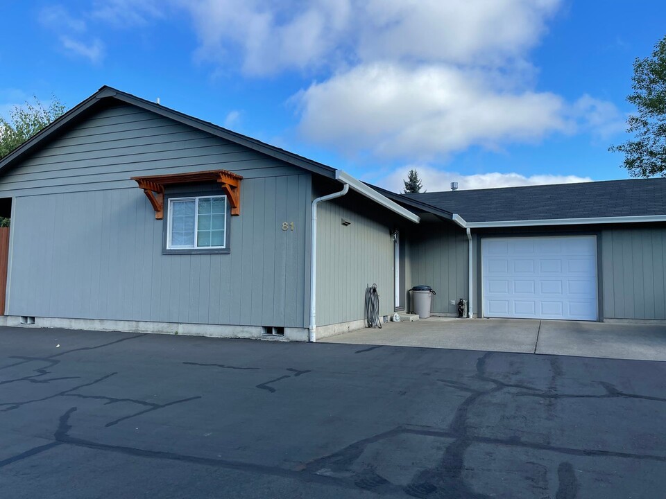 81 NW Civil Bend Ave in Winston, OR - Building Photo