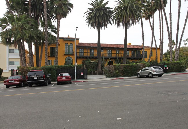 Casa Laguna in Los Angeles, CA - Foto de edificio - Building Photo