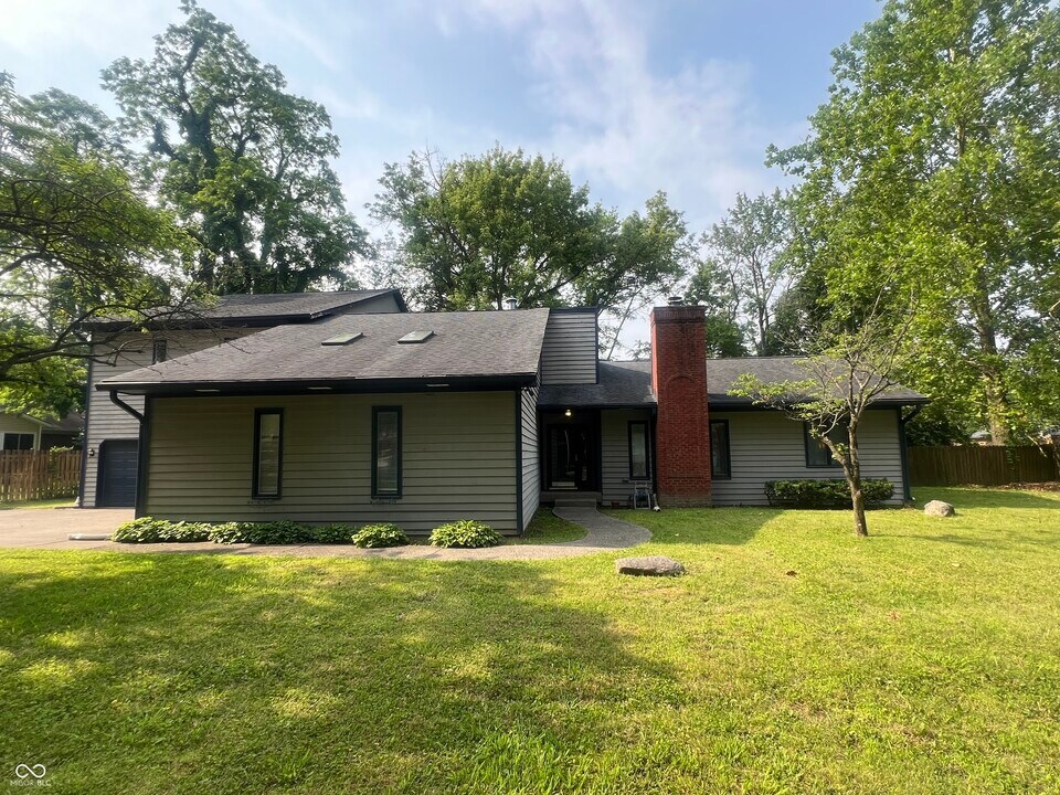 945 Fox Hill Dr in Indianapolis, IN - Building Photo
