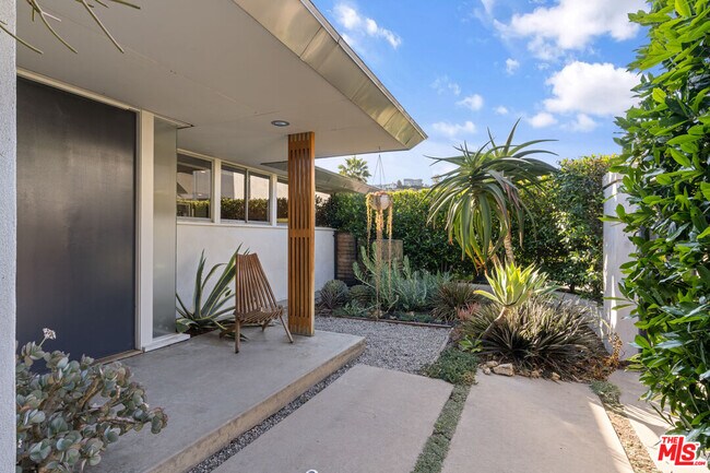 2246 Chelan Pl in Los Angeles, CA - Building Photo - Building Photo