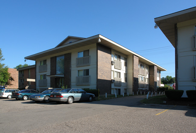 Riverside Apartments in East Lansing, MI - Building Photo - Building Photo