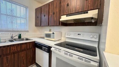 8821 W Flagler St in Miami, FL - Building Photo - Building Photo