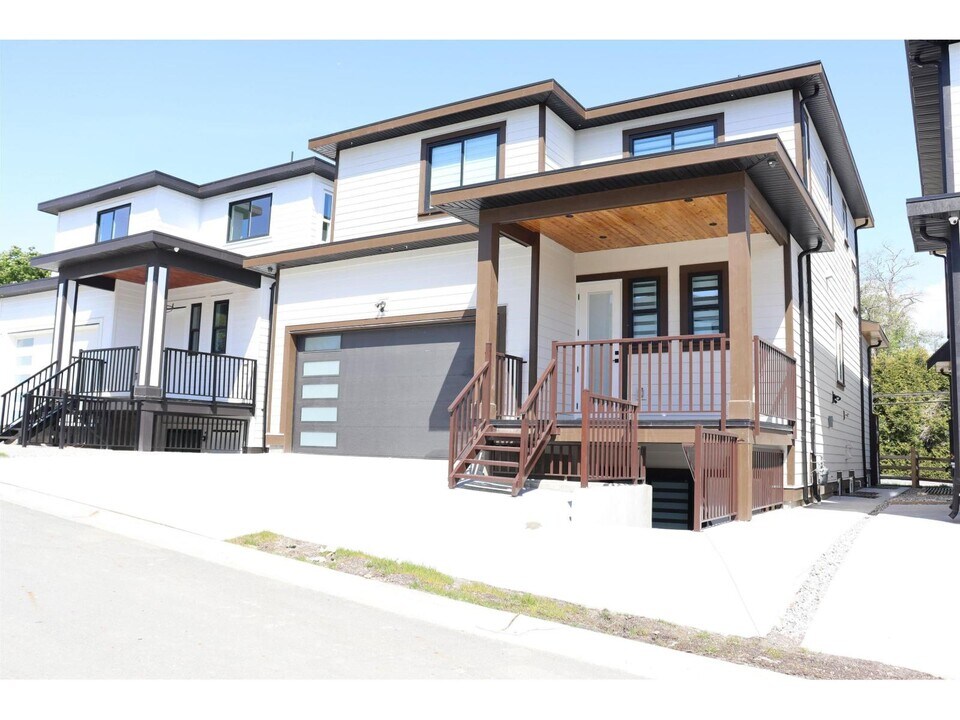 1929-1168 168 St in Surrey, BC - Building Photo