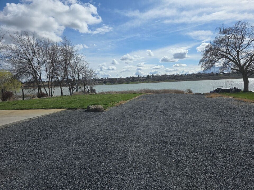 811 Sycamore Ln in Moses Lake, WA - Building Photo