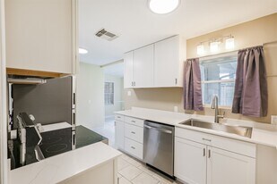 4613 Braeburn Dr in Bellaire, TX - Building Photo