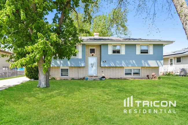 property at 315 E Oak St